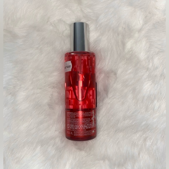 Elle Berry Seductive - Picture 2 of 2